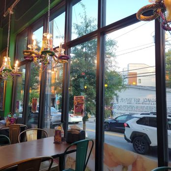 Just Loaf'N - Beautiful decor - Cajun/Creole Near Me - Atlanta, Georgia