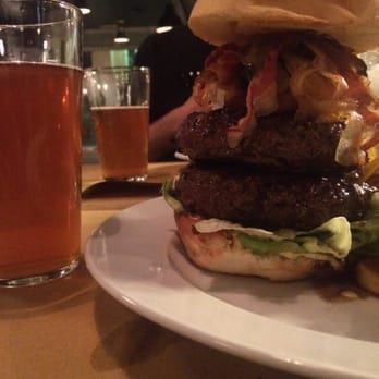 Helmut - Burgers Near Me - Treviso, TV
