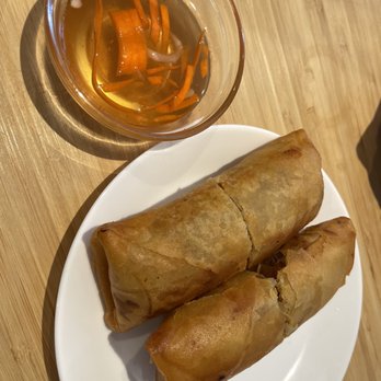 Alysa's Pho & Banh Mi - a plate of spring rolls and a glass of tea - Vietnamese Near Me - Victoria, British Columbia
