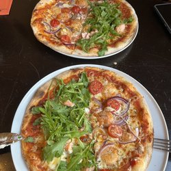 Feuerwache - Pizza Salmone und Scampi geteilt