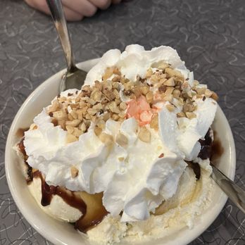 Cafe Manhattan - Ice cream sundae - Pizza Near Me - Saint Louis, Missouri