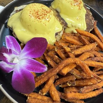 Guieb Cafe - Crab Cake Benedict - New American Near Me - Honolulu, Hawaii