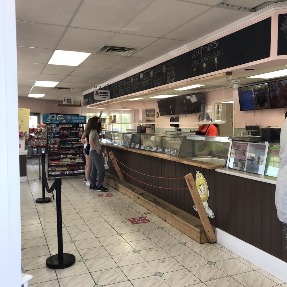 Farquhar's Dairy Bar - Service counter - Ice Cream & Frozen Yogurt Near Me - Little Current, Ontario