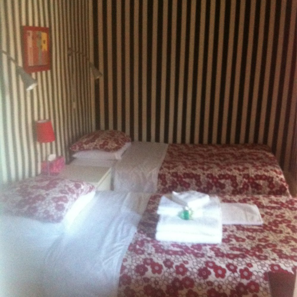 University Bed & Breakfast - Twin beds in the Red Room - Hotels Near Me - Montreal, Quebec University Bed & Breakfast - Twin beds in the Red Room - Hotels Near Me - Montreal, Quebec
