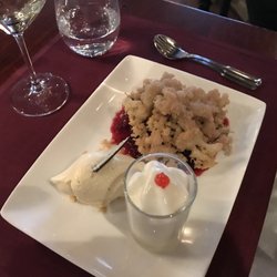 Restaurant "JM" - Gebackene Hibiskusblüten auf roter Grütze mit Vanilleeis und Champagnersüppchen
