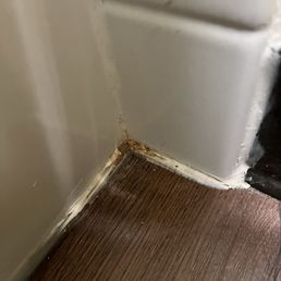 Discolored grout in the bathroom, sloppy workmanship on the maintenance / upkeep. Discolored grout in the bathroom, sloppy workmanship on the maintenance / upkeep.