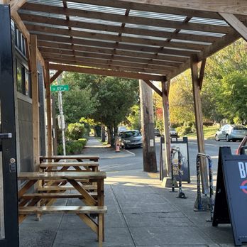 Belmont Station - Lovely outdoor seating in front - Beer Gardens Near Me - Portland, Oregon