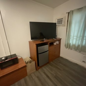 Steven's Pass Motel - The TV is about 50 inches and the fridge and microwave were newish. - Hotels Near Me - Gold Bar, Washington Steven's Pass Motel - The TV is about 50 inches and the fridge and microwave were newish. - Hotels Near Me - Gold Bar, Washington