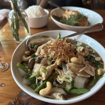 Bida Manda - Stir-Fry Cashew Ginger Chicken Dinner - Laotian Near Me - Raleigh, North Carolina Bida Manda - Stir-Fry Cashew Ginger Chicken Dinner - Laotian Near Me - Raleigh, North Carolina