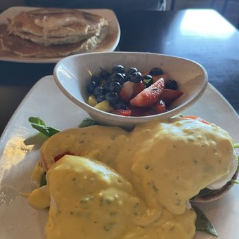 Farmer Franks - Florentine Benny with fresh fruit  (Cinnamon Roll Pancake in the background) - Breakfast & Brunch Near Me - Detroit, Michigan
