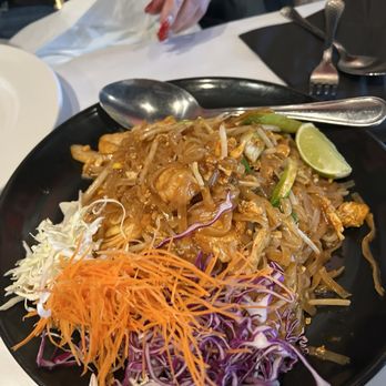 Thai Siri Restaurant - Chicken Pad Thai - Thai Near Me - Streamwood, Illinois