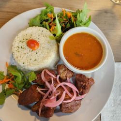 Mesa Latina - Arroz blanco y habichuelas con masitas de cerdo