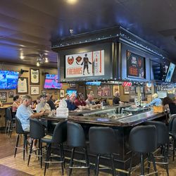 19th Hole Sports Bar & Restaurant - Image of the main bar, taken from the entryway.