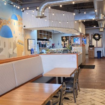 Plaka Grill - Large dining area with beautiful atmosphere and mural - Greek Near Me - Falls Church, Virginia