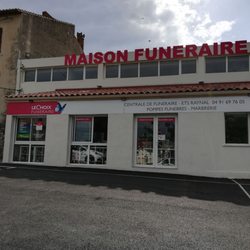 Le Choix Funéraire - L'entrée avec un grand parking.