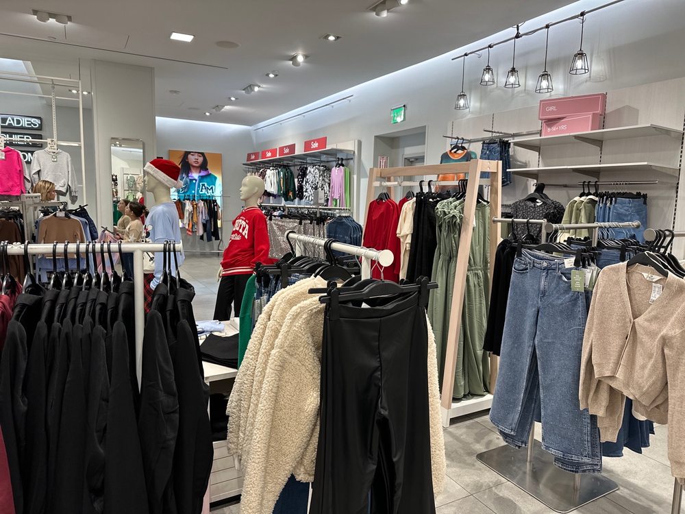 H&M Updated October 2024 230240 W Broughton St, Savannah, Women's Clothing