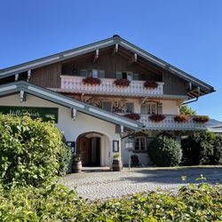 Landgasthof Rosi Mittermaier - Aussenansicht von der Straße