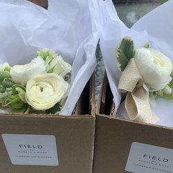 FIELD  Morgan and Moss - Prom corsage and boutonnière