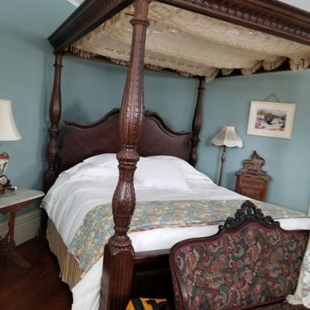 River Edge Mansion Bed & Breakfast - Beautiful canopy bed - Hotels Near Me - Pennellville, New York