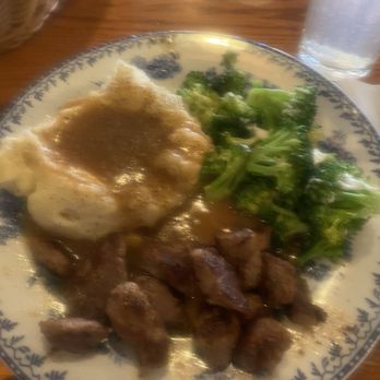 Cracker Barrel Old Country Store - Beef Tips w Garlic sauce, broccoli, and mashed potatoes w brown gravy. - Southern Near Me - Albuquerque, New Mexico