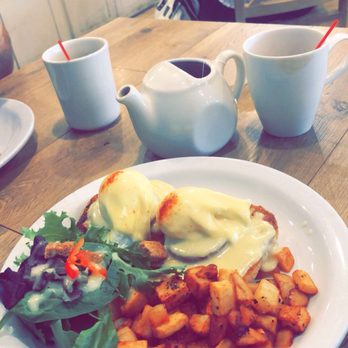 Aloha Kitchen - Might I note this was my first time eating eggs Benedict and it was perfect! The food was fresh and filling! Plus service was great! - Breakfast & Brunch Near Me - Honolulu, Hawaii