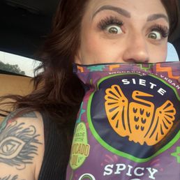 Spicy dill pickle Siete chips