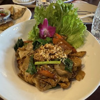 Aroy Mak Thai Food - Pad see ew special with chicken - Thai Near Me - Seattle, Washington Aroy Mak Thai Food - Pad see ew special with chicken - Thai Near Me - Seattle, Washington