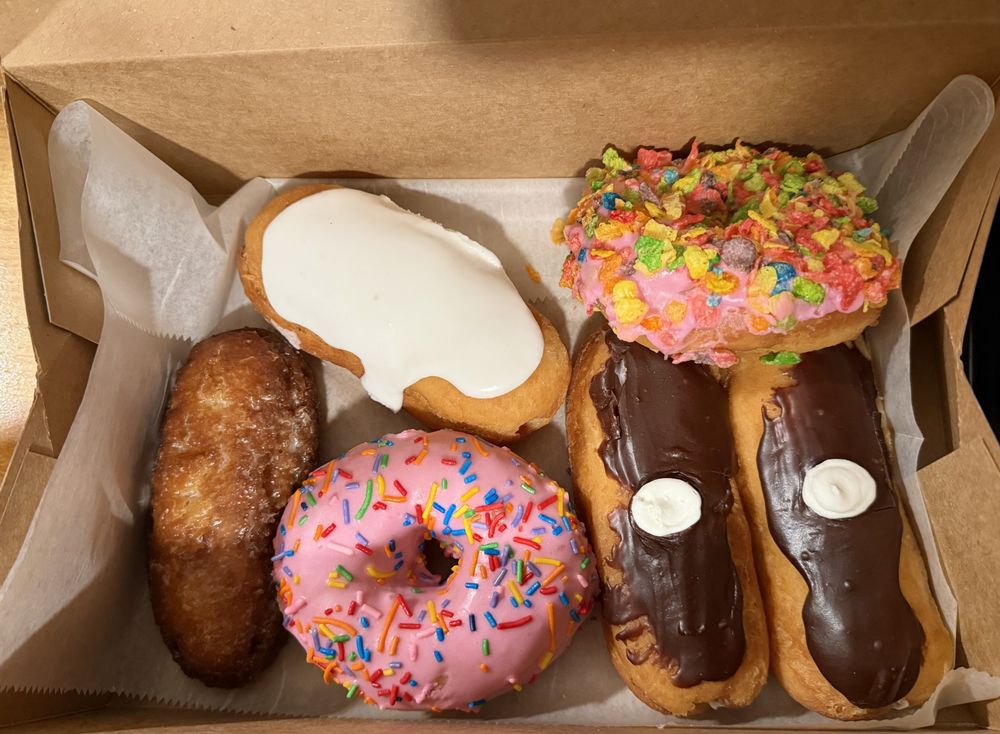 Holtmans Doughnut Shop Logo