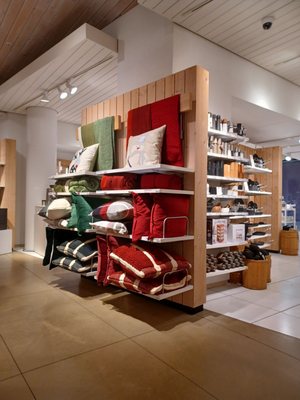 Crate & Barrel by null
