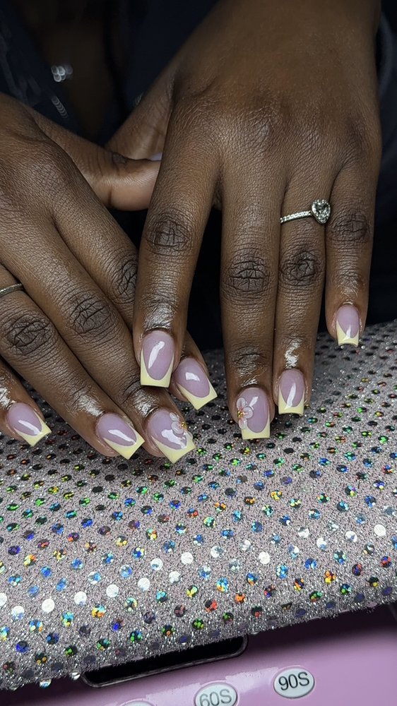 Nails by Shirleey Logo