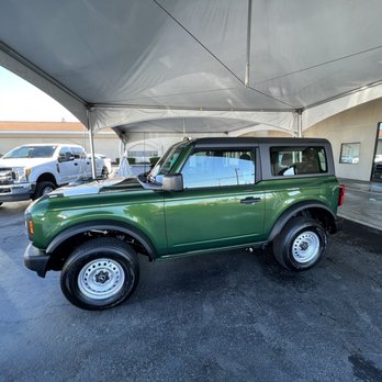 Bill Brandt Ford - 2022 Ford Bronco Base 2.3L 6 speed manual in Eruption Green - Car Dealers Near Me - Brentwood, California Bill Brandt Ford - 2022 Ford Bronco Base 2.3L 6 speed manual in Eruption Green - Car Dealers Near Me - Brentwood, California