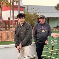 Beachside Mini Golf - Two peeps having a joyous Christmas outing!
