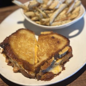 Yard House - Grilled Cheese Sandwich and Parmesan Truffle Fries - New American Near Me - Dallas, Texas