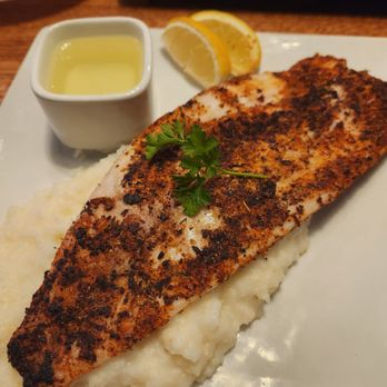 Glenn's Cafe - Redfish with cheesy grits - Wine Bars Near Me - Columbia, Missouri