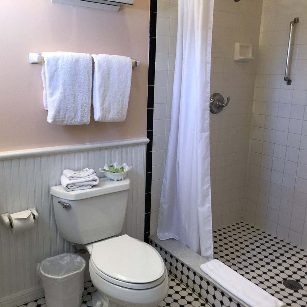 Curry Mansion Inn - Bathroom - Hotels Near Me - Key West, Florida Curry Mansion Inn - Bathroom - Hotels Near Me - Key West, Florida