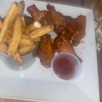 5th & Mad - Chicken Wings - Cocktail Bars Near Me - New York, New York