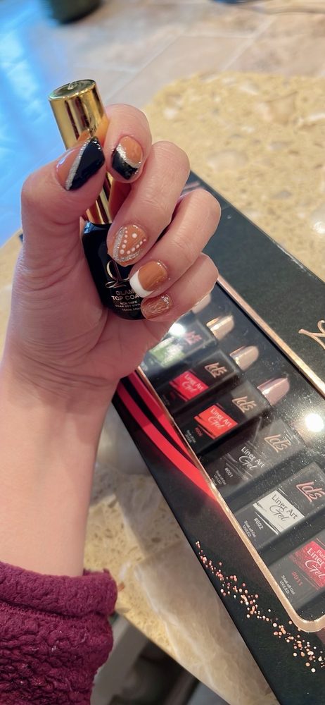 V&D Nails Salon Logo