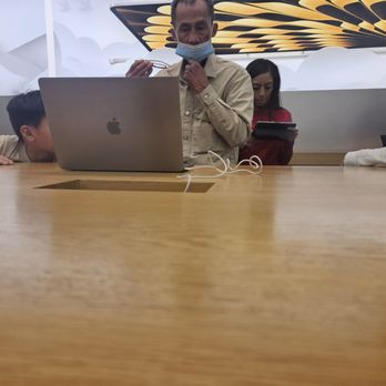 Apple - Oakridge - Incompetent rude associate - Computers Near Me - San Jose, California