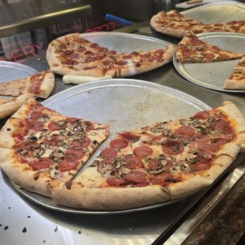 Nino's Pizzeria - Pizza Near Me - Maplewood, Minnesota Nino's Pizzeria - Pizza Near Me - Maplewood, Minnesota