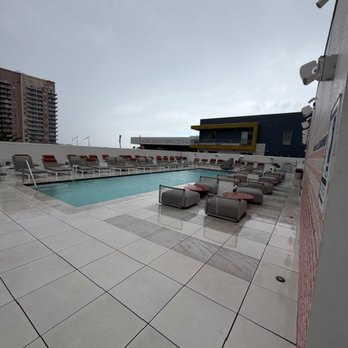 Fairmont Breakers Long Beach - Pool and outside bar - Hotels Near Me - Long Beach, California Fairmont Breakers Long Beach - Pool and outside bar - Hotels Near Me - Long Beach, California