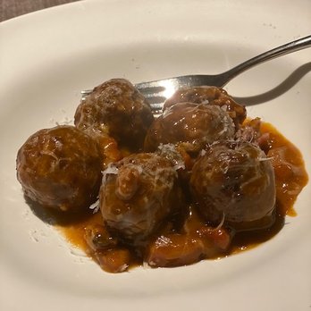 Lakasa - Albóndigas de Buy Carbonara con Guanciale, pecorino rallado y yema de huevo - Spanish Near Me - Madrid, M