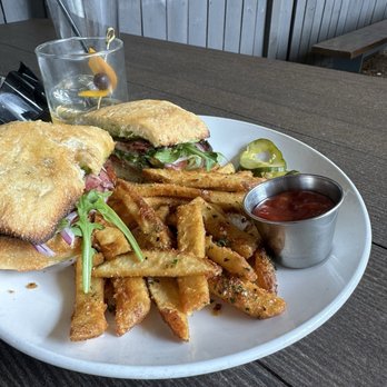Southern Yankee Crafthouse - Grinder - Cocktail Bars Near Me - Houston, Texas
