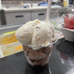 La Michoacana - Scoop of nuez + scoop of chocolate