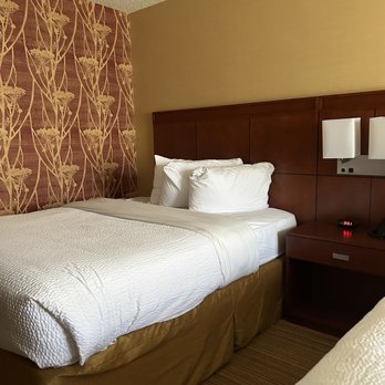Courtyard by Marriott Fort Collins - Beds with a hair piece - Hotels Near Me - Fort Collins, Colorado Courtyard by Marriott Fort Collins - Beds with a hair piece - Hotels Near Me - Fort Collins, Colorado