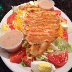Leon's Family Dining - My lunch! Grilled chicken salad! It's so good and filling.