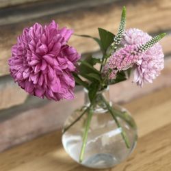 Queenie's Plus - Love their fresh flowers!
