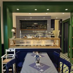 Mo'Mo' Kitchen & Bar - Inside