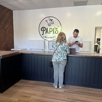 Papi's Creamery - Interior - Ice Cream & Frozen Yogurt Near Me - Yorktown, Virginia