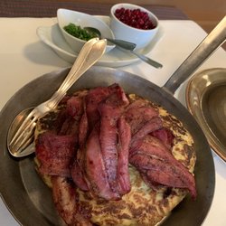 Östarps Gästgivaregård / Kulturens Östarp - Skånsk äggakaga med stekt fläsk, rårörda lingon och gräslök