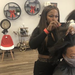 Shondastylz Microlink & Extension Bar - Shonda educating her client on her hair